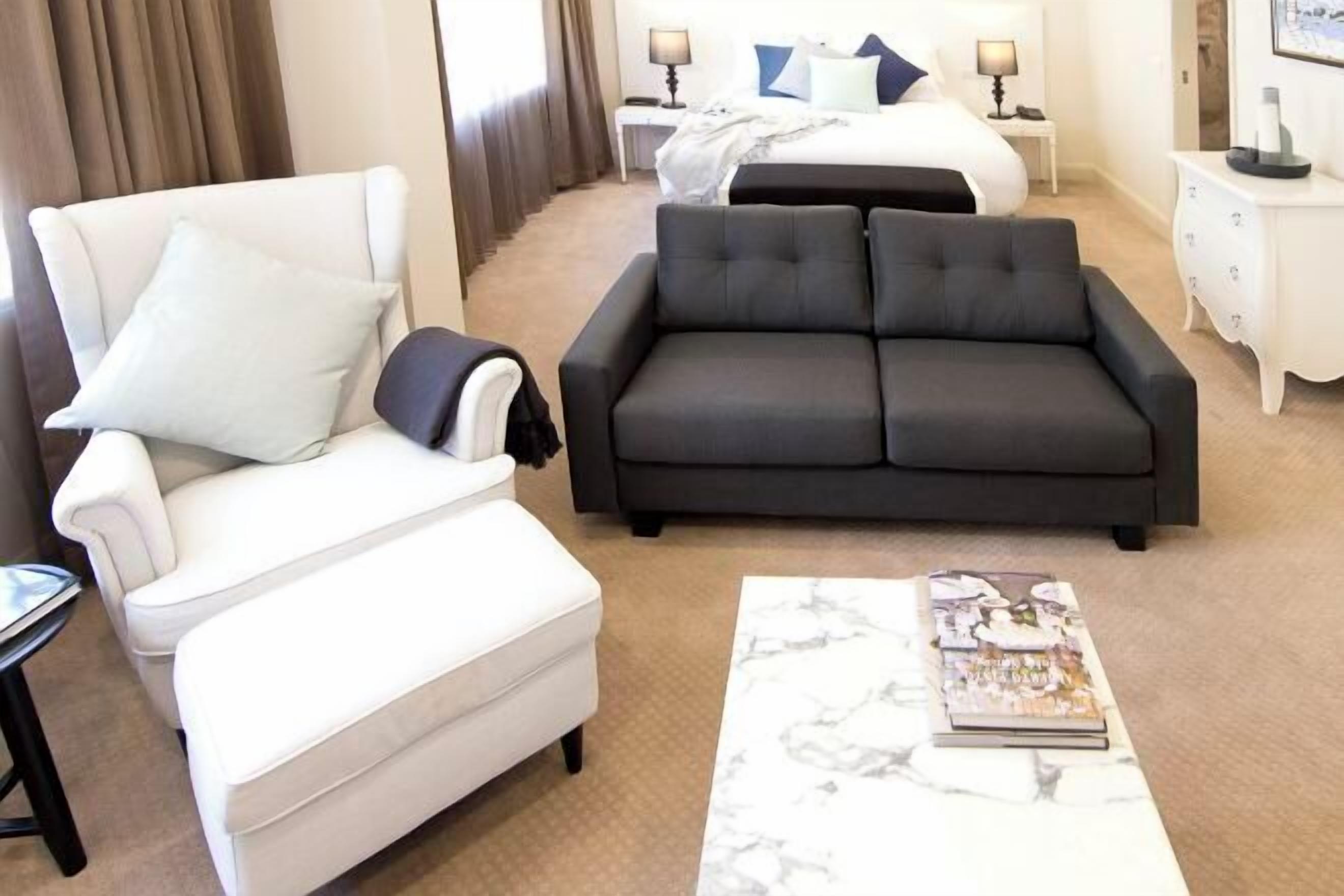 Oleskelualue | 46–tuumainen televisio, jossa digitaalikanavat