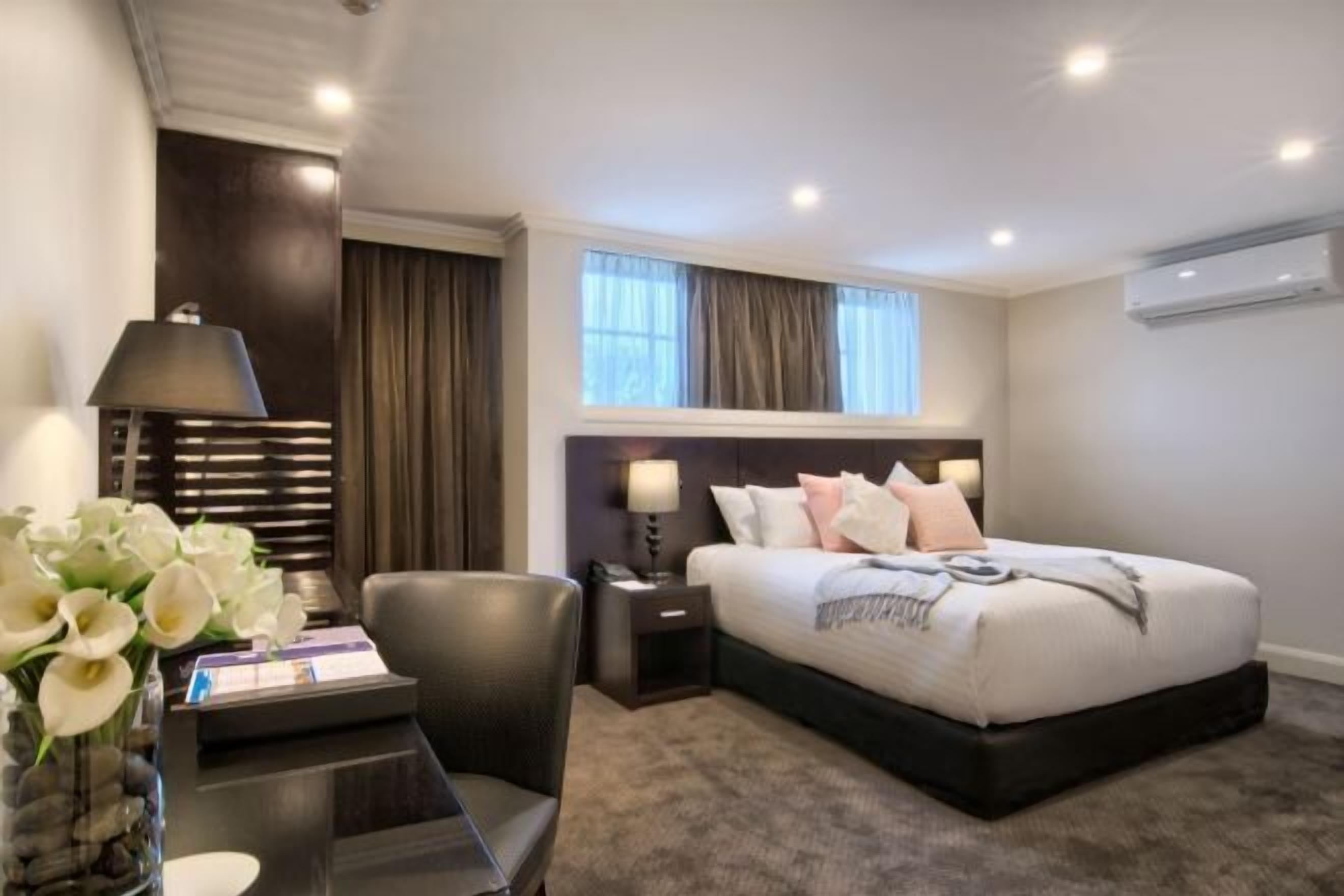 Ylelliset vuodevaatteet, pillowtop-patjalliset sängyt, työpöytä