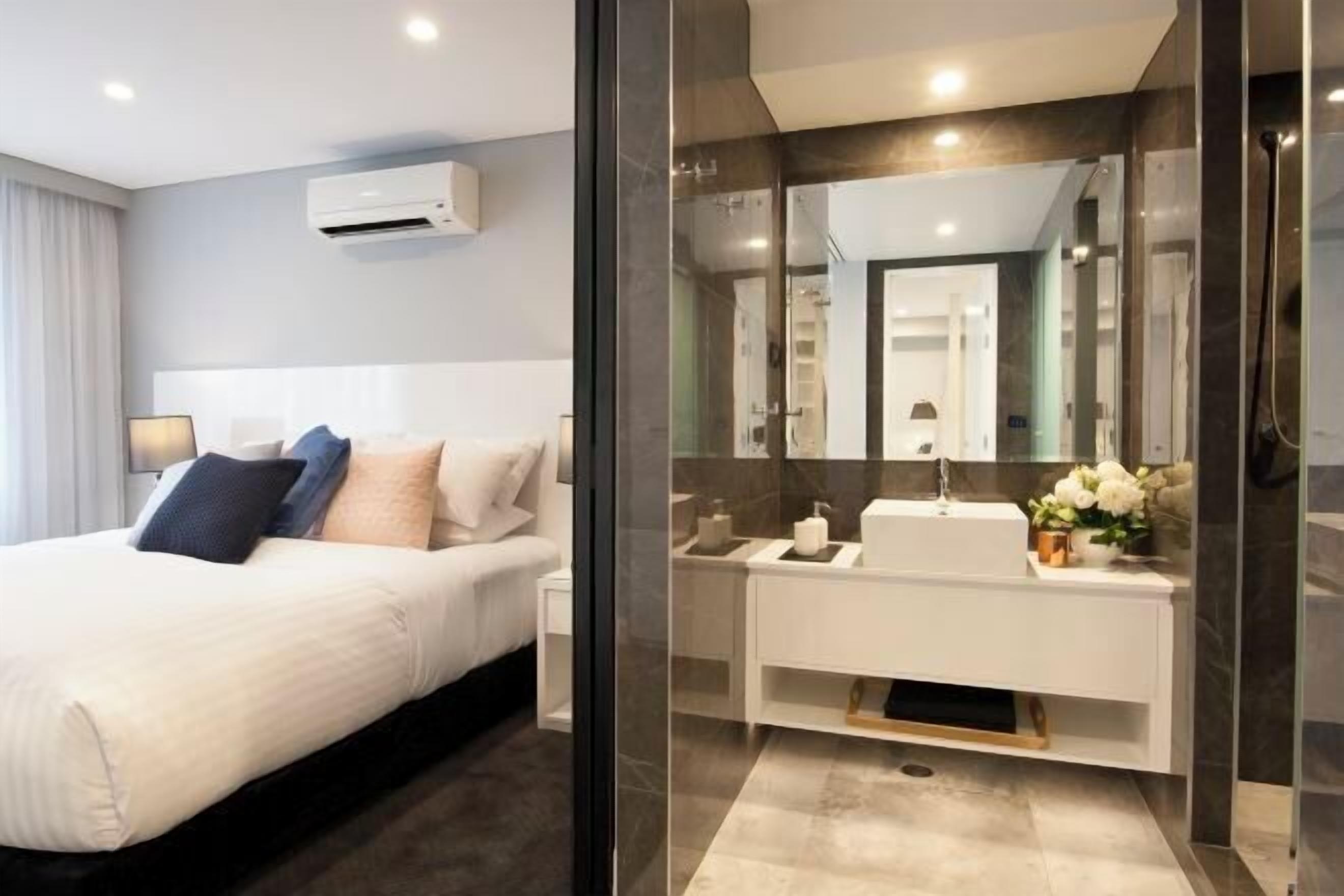 Ylelliset vuodevaatteet, pillowtop-patjalliset sängyt, työpöytä