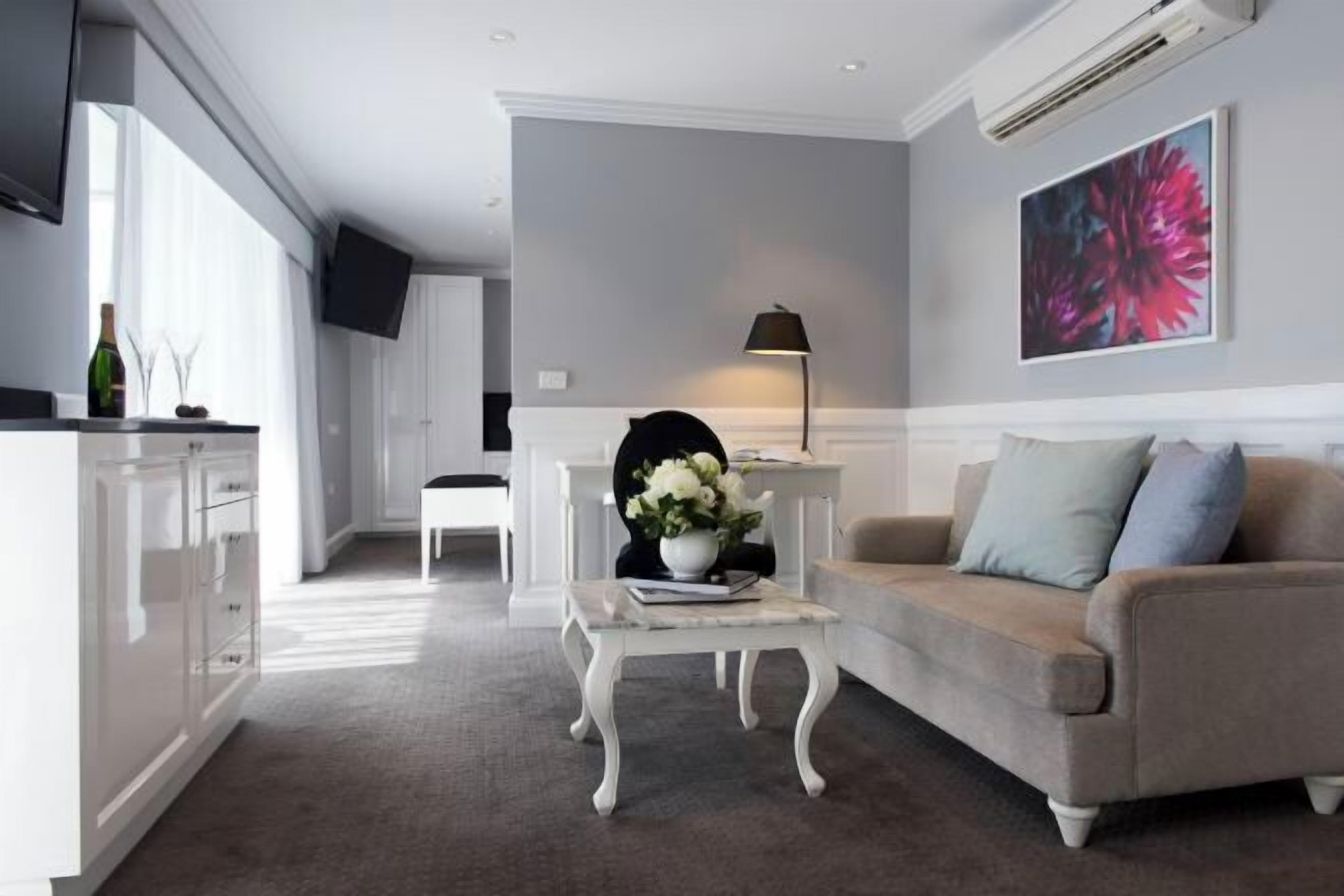 Oleskelualue | 46–tuumainen televisio, jossa digitaalikanavat