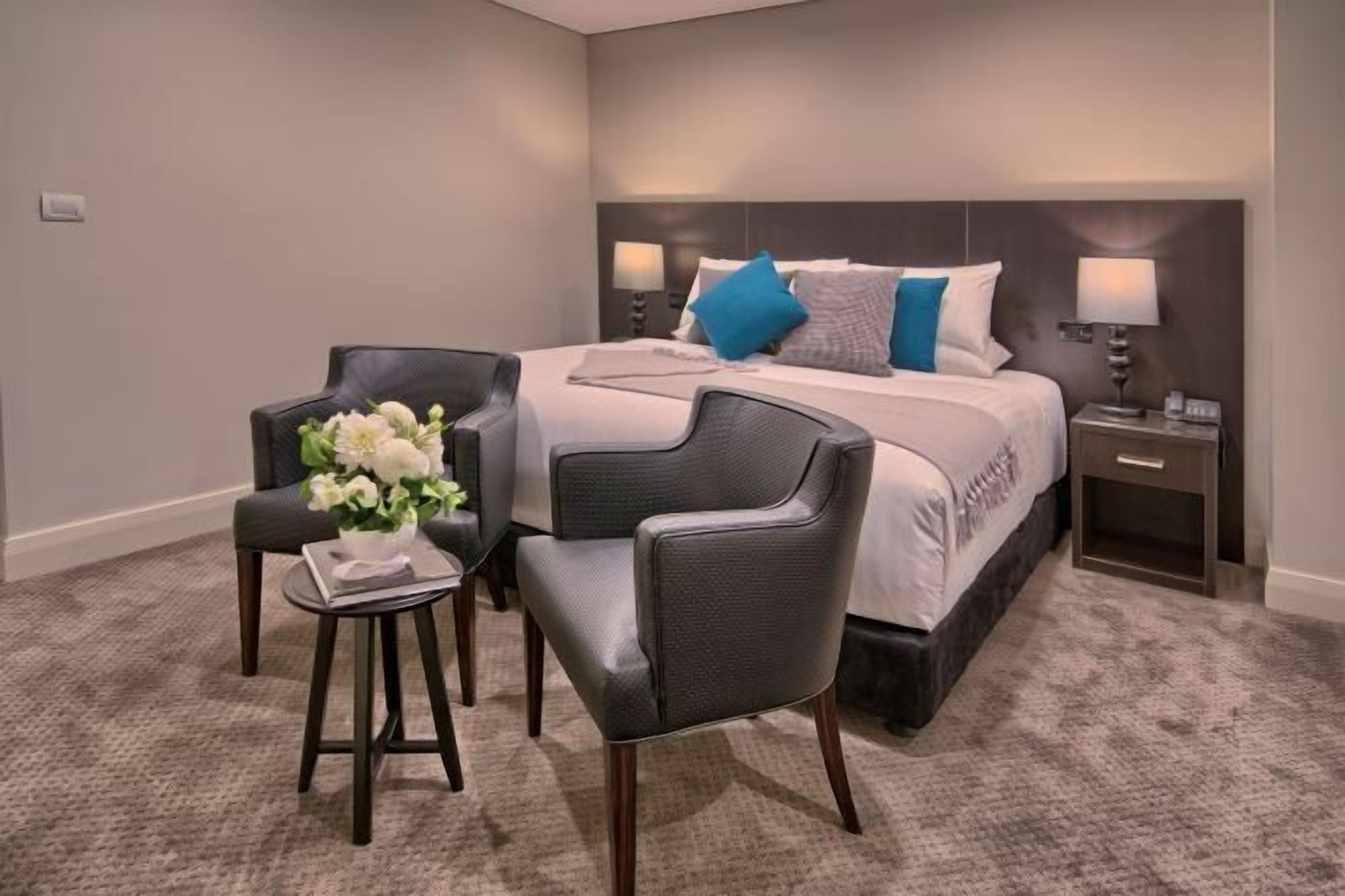 Ylelliset vuodevaatteet, pillowtop-patjalliset sängyt, työpöytä