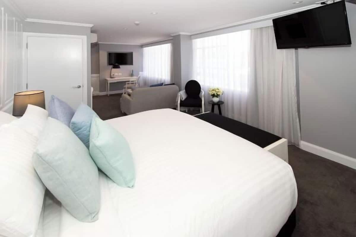 Roupas de cama premium, camas com colchões pillow-top, escrivaninha