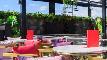 Café da manhã feito na hora todos os dias mediante uma taxa