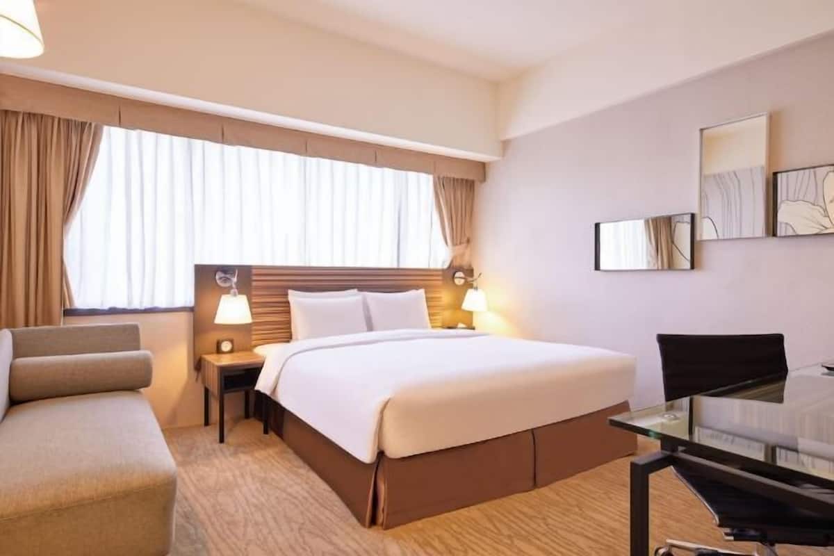 Premium bedding, in-room safe, desk, blackout curtains