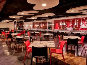 2 restaurants, breakfast served