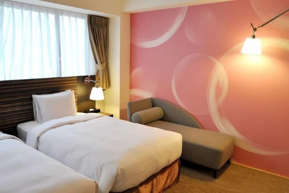 Premium bedding, in-room safe, desk, blackout curtains