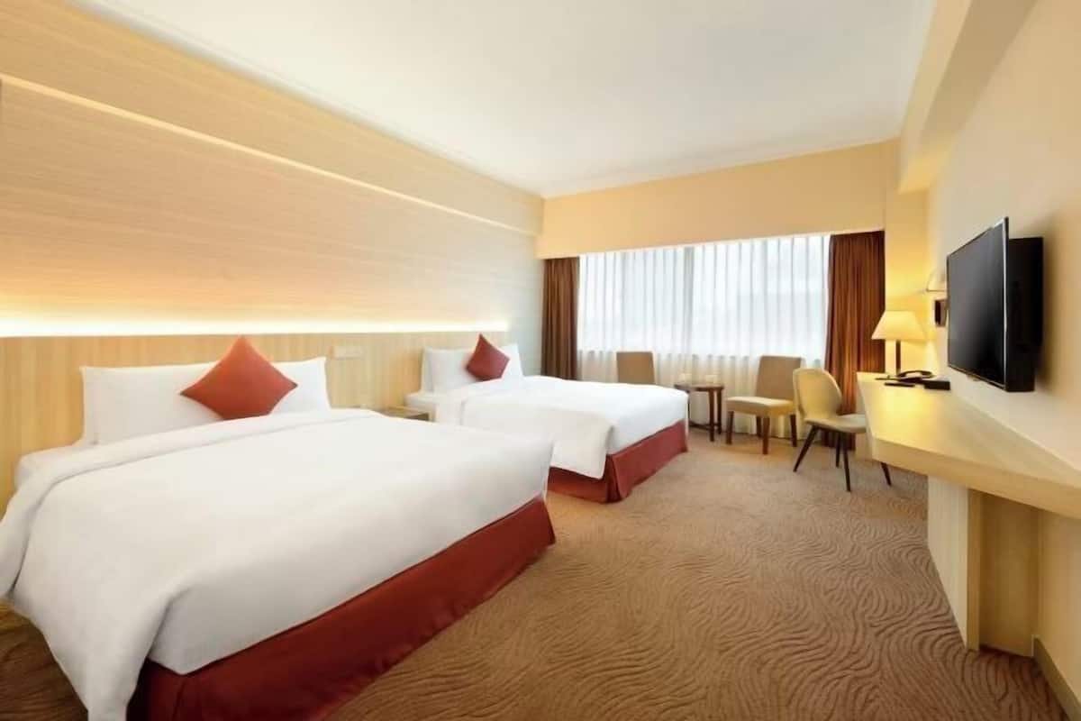 Premium bedding, in-room safe, desk, blackout drapes