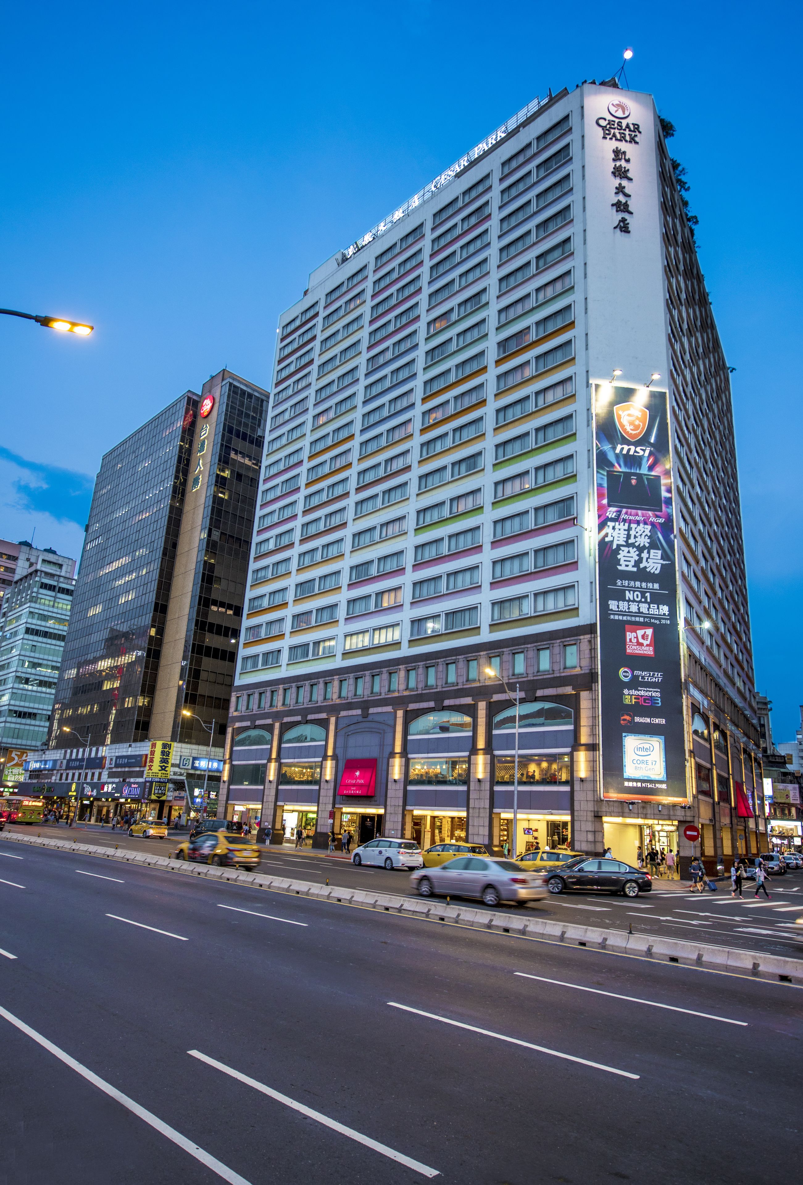 Un hotel de varios pisos con un cartel llamativo que indica 'Cesar Park' y la marca 'MSI'.