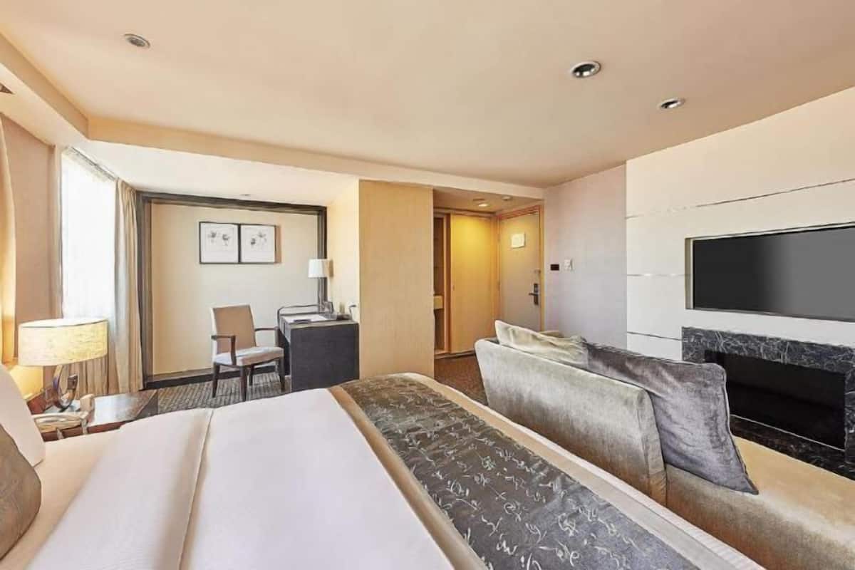 Premium bedding, in-room safe, desk, blackout curtains