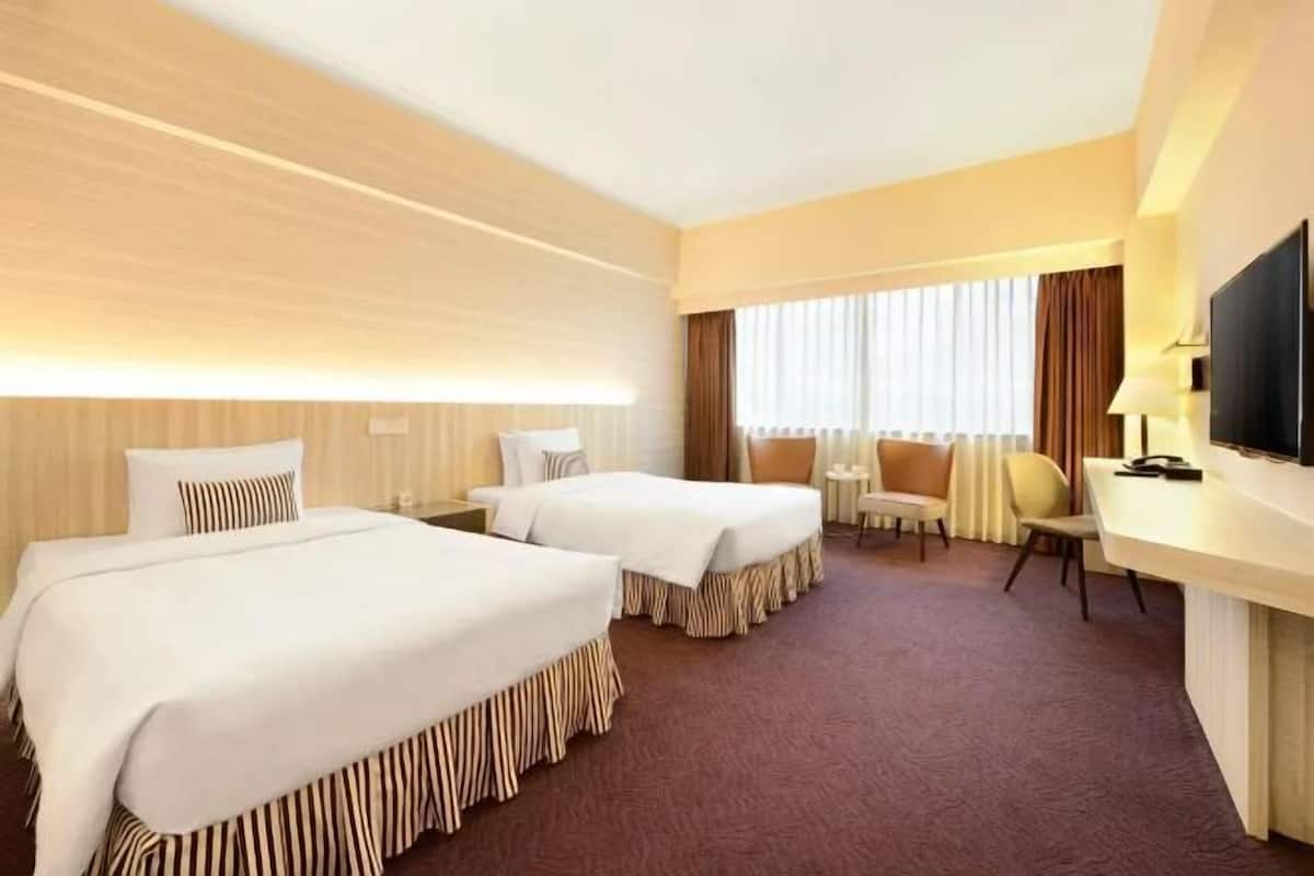 Premium bedding, in-room safe, desk, blackout curtains