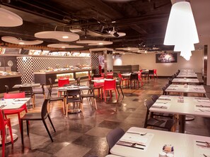Daily buffet breakfast (TWD 715 per person)