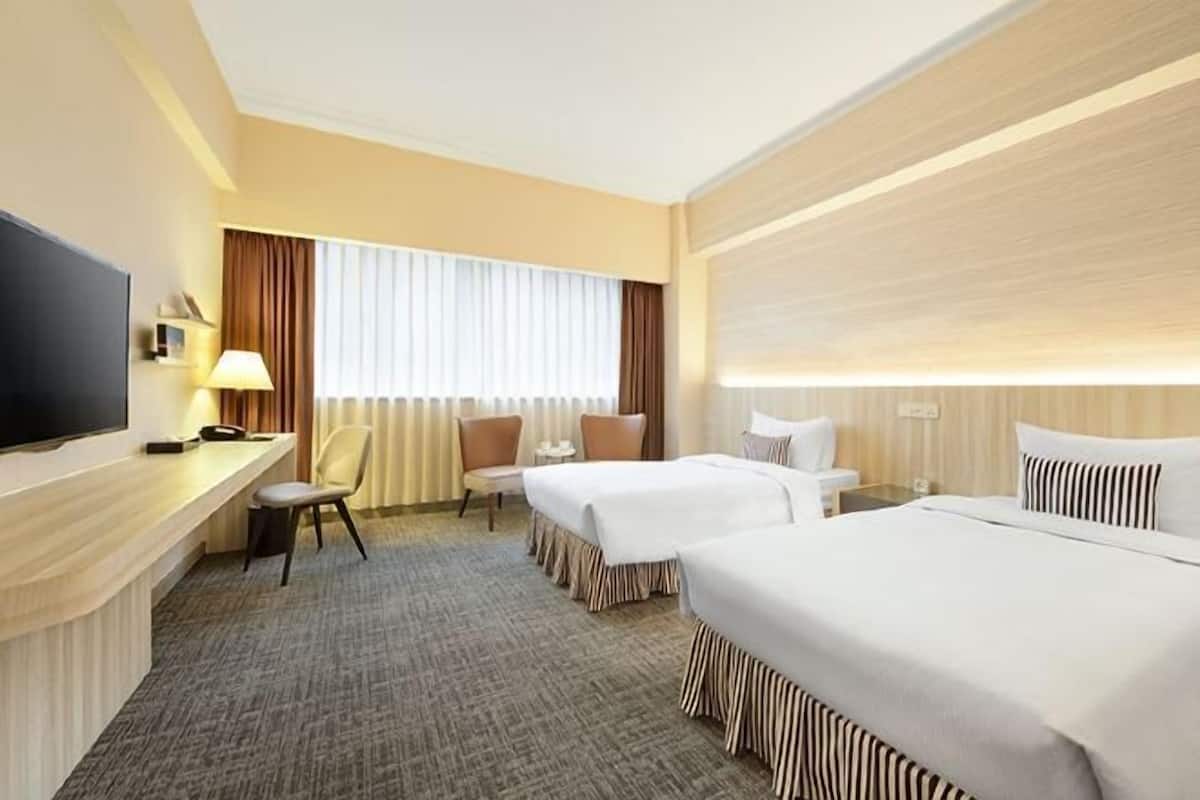 Premium bedding, in-room safe, desk, blackout curtains