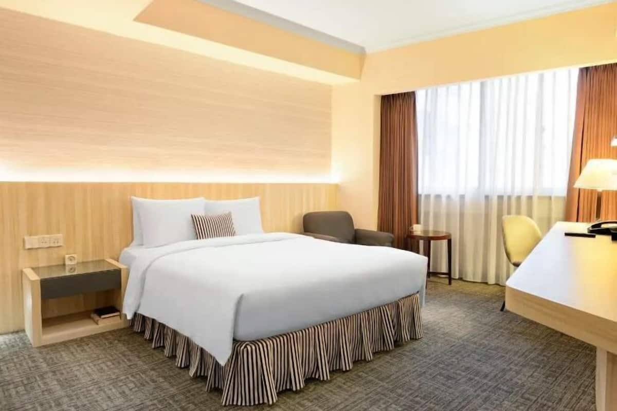 Premium bedding, in-room safe, desk, blackout curtains