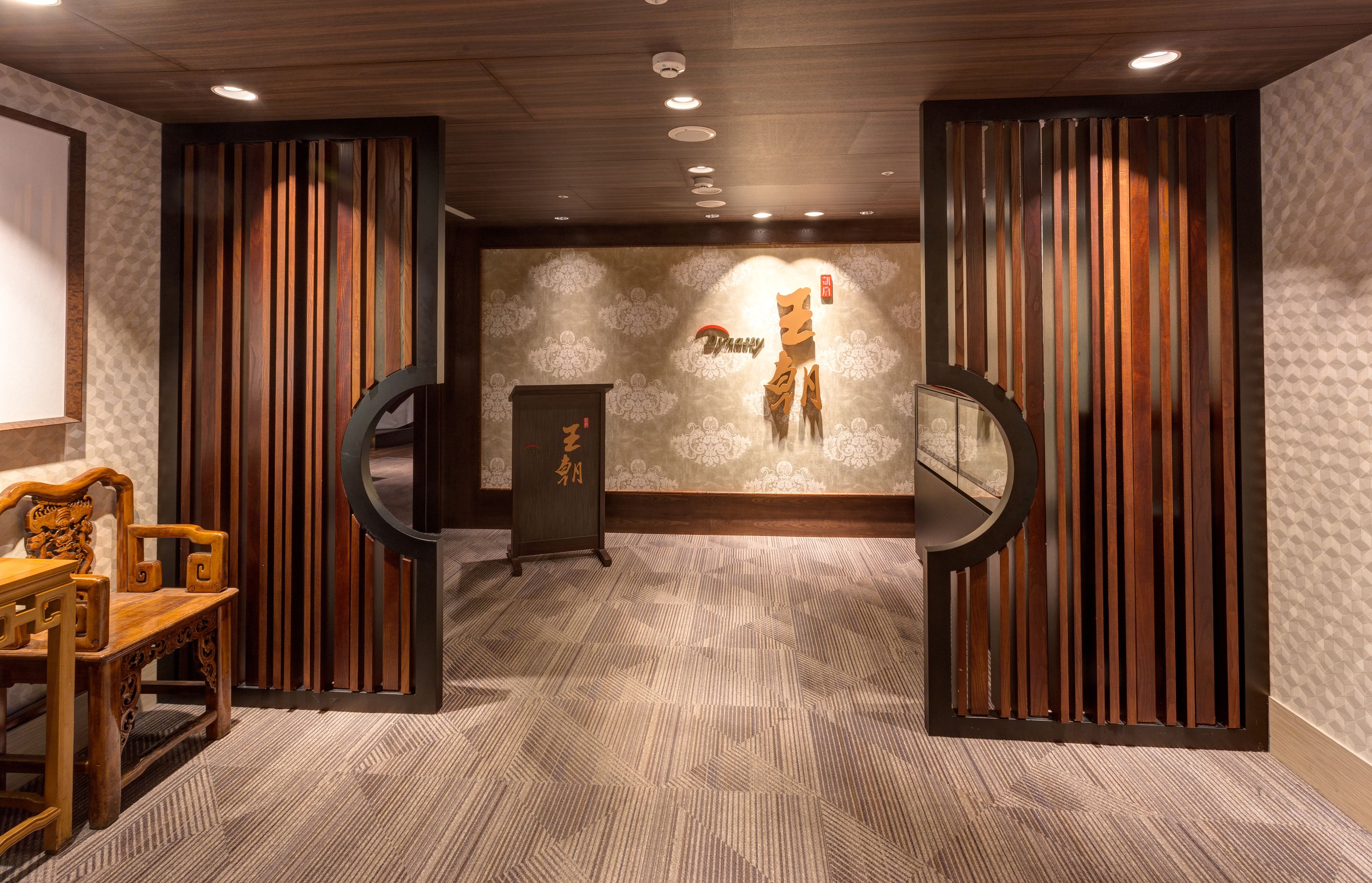 2 restaurants, breakfast served