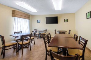 Free daily on-the-go breakfast - Sleep Inn Sarasota North (Sarasota)