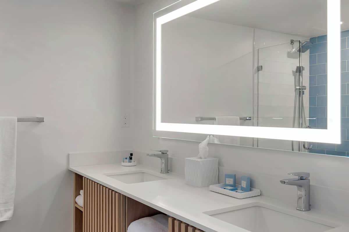 Articles de toilette gratuits, sĂšche-cheveux, peignoirs, chaussons