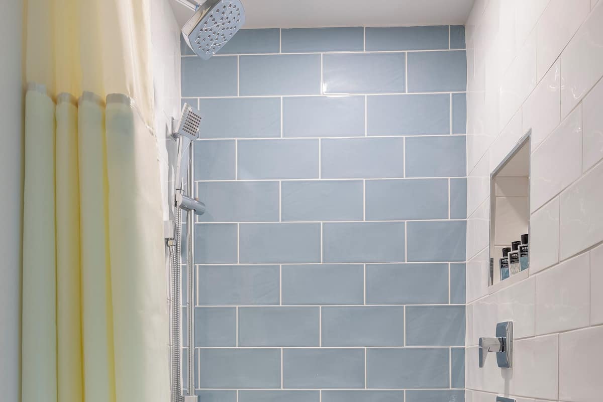 Articles de toilette gratuits, sĂšche-cheveux, peignoirs, chaussons