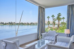 Caja de seguridad en la habitación, escritorio y cortinas blackout 