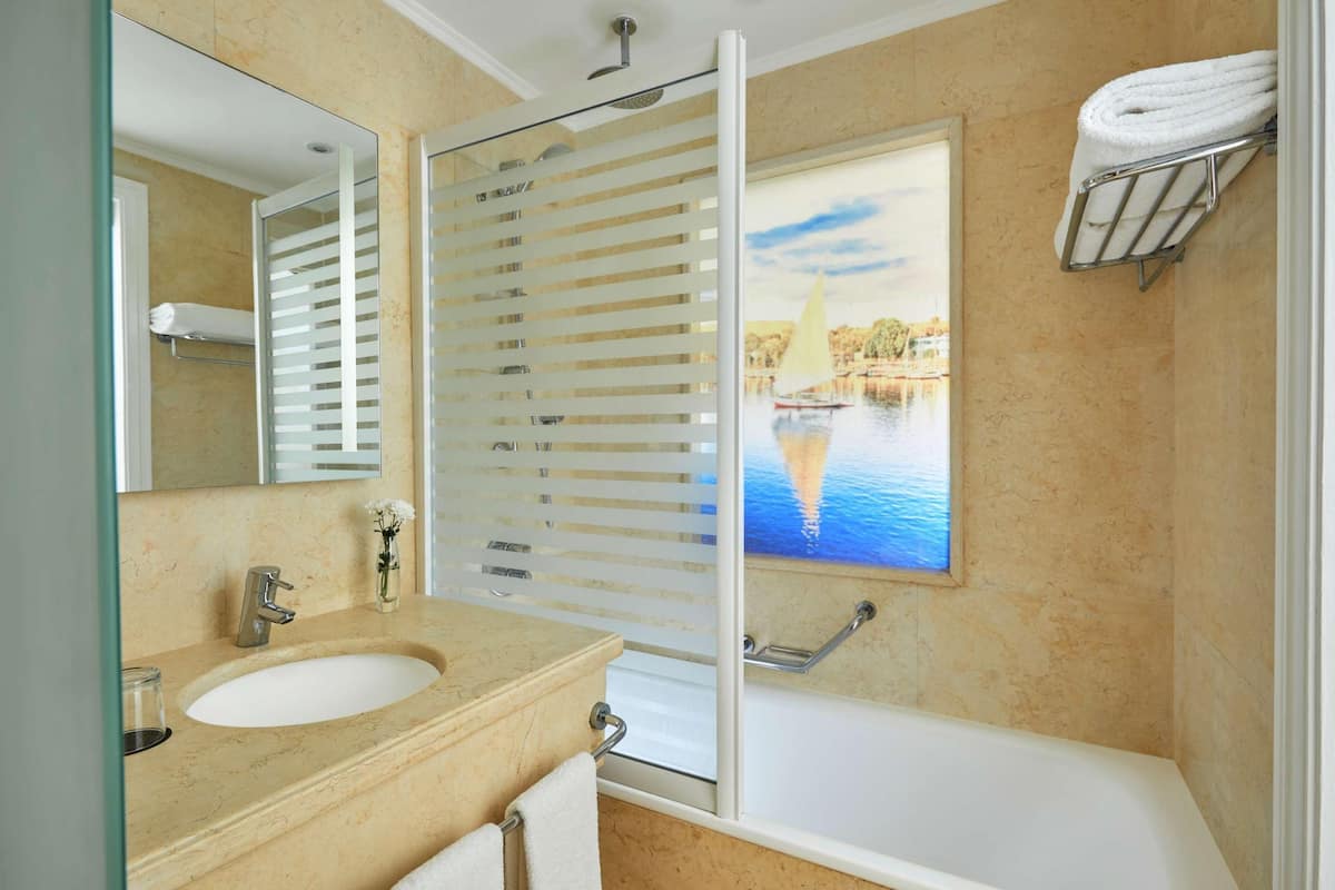 Baño | Tina con regadera, amenidades de baño gratuitas, toallas, jabón