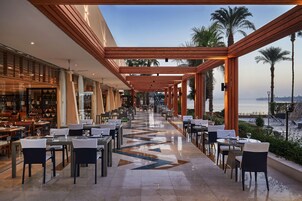 3 restaurantes; se sirven desayunos, almuerzos, cenas y cocina italiana 