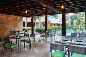 3 restaurants, breakfast, lunch, dinner served; Italian cuisine