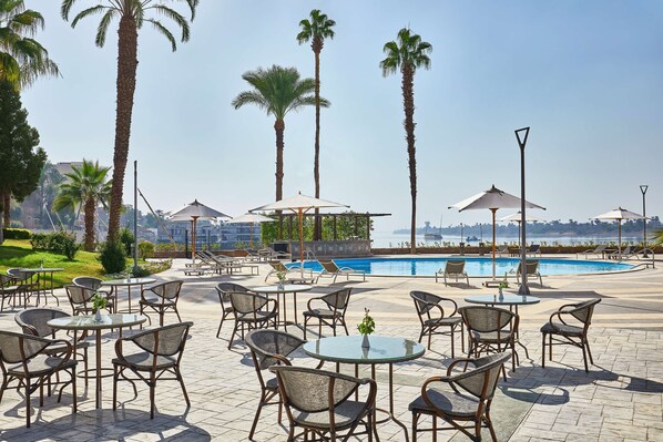3 restaurants, breakfast, lunch, dinner served; Italian cuisine