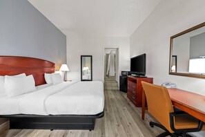 Habitación, 1 cama King size, para no fumadores | Escritorio, espacio para trabajar con laptop y cortinas blackout 