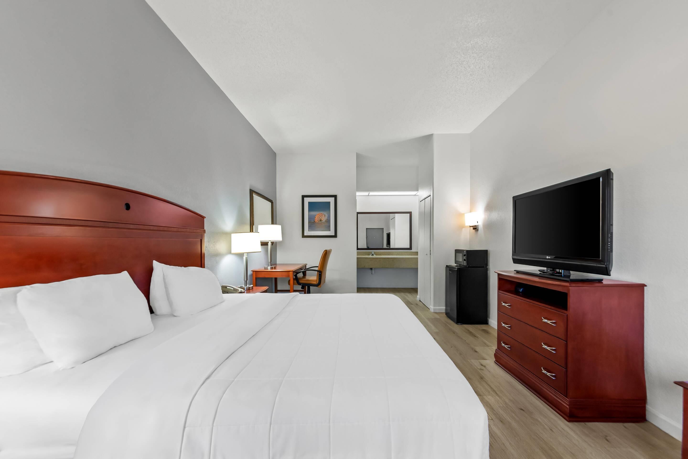 Standard Room, 1 King Bed, Non Smoking | Desk, laptop workspace, blackout curtains, iron/ironing board