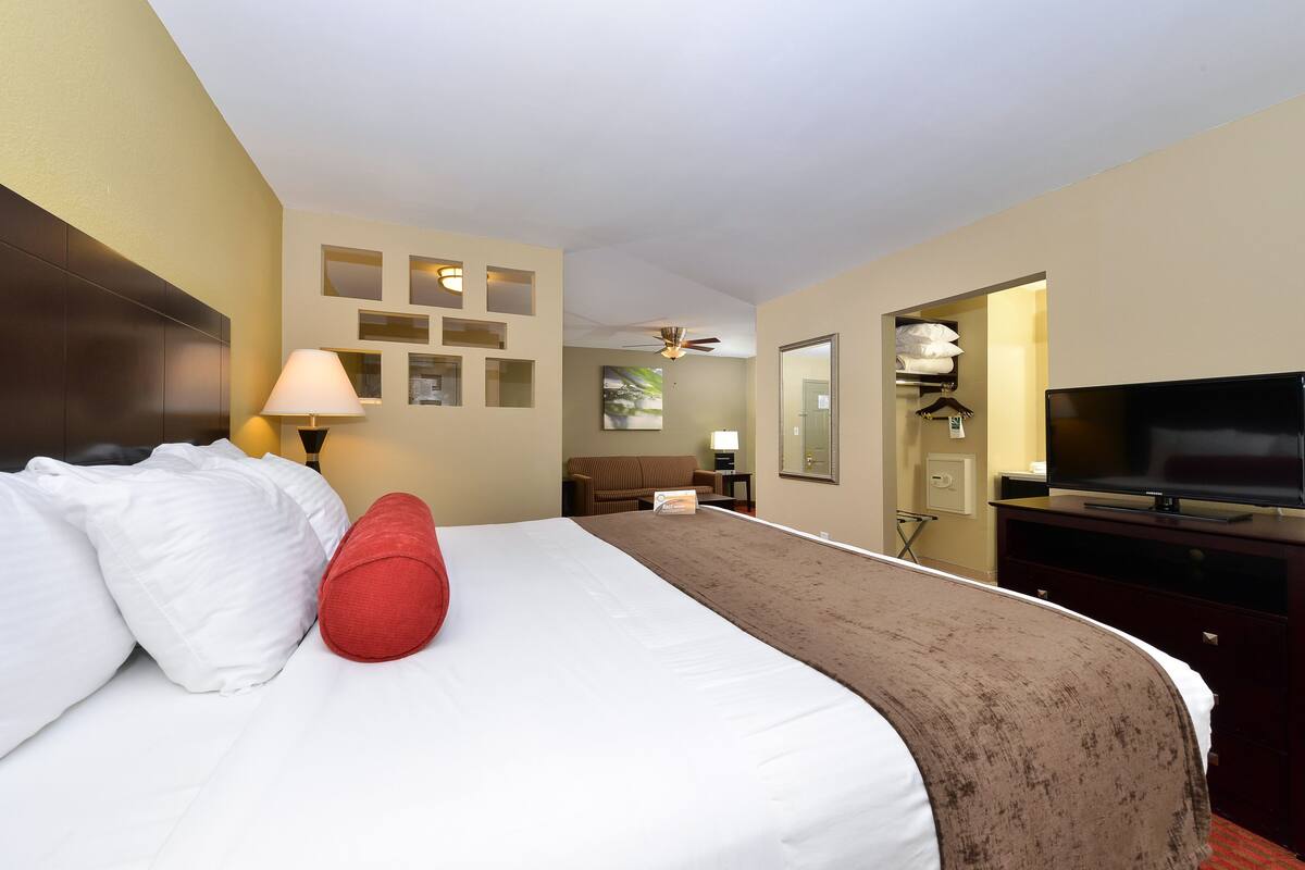 in-room safe, desk, laptop workspace, blackout curtains