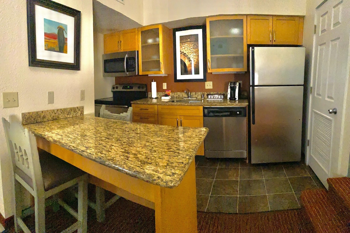 full-sized fridge, microwave, oven, stovetop