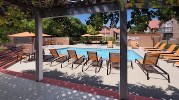 Una piscina al aire libre de temporada