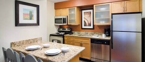 Estudio, 1 cama King size y sofá cama | Cocina privada | Refrigerador con congelador, microondas, horno y parrilla de estufa