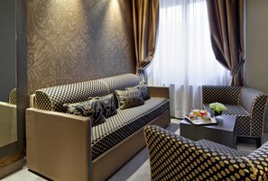 Cubrecamas, minibar, caja de seguridad en la habitación y escritorio 