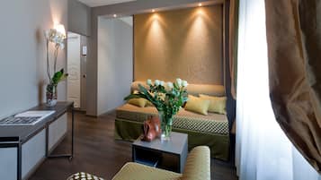 Suite Junior, 1 letto king (Double Sofa Bed for 2 children) | Copriletto in piuma, minibar, cassaforte in camera, una scrivania