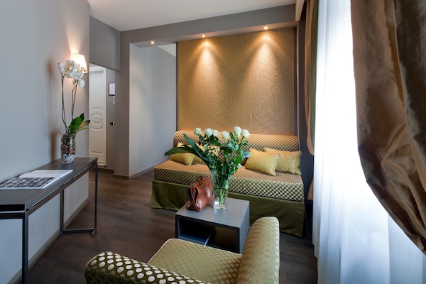 Junior Süit, 1 En Büyük (King) Boy Yatak (Double Sofa Bed for 2 children) | Kuştüyü yorgan, minibar, odada kasa, masa