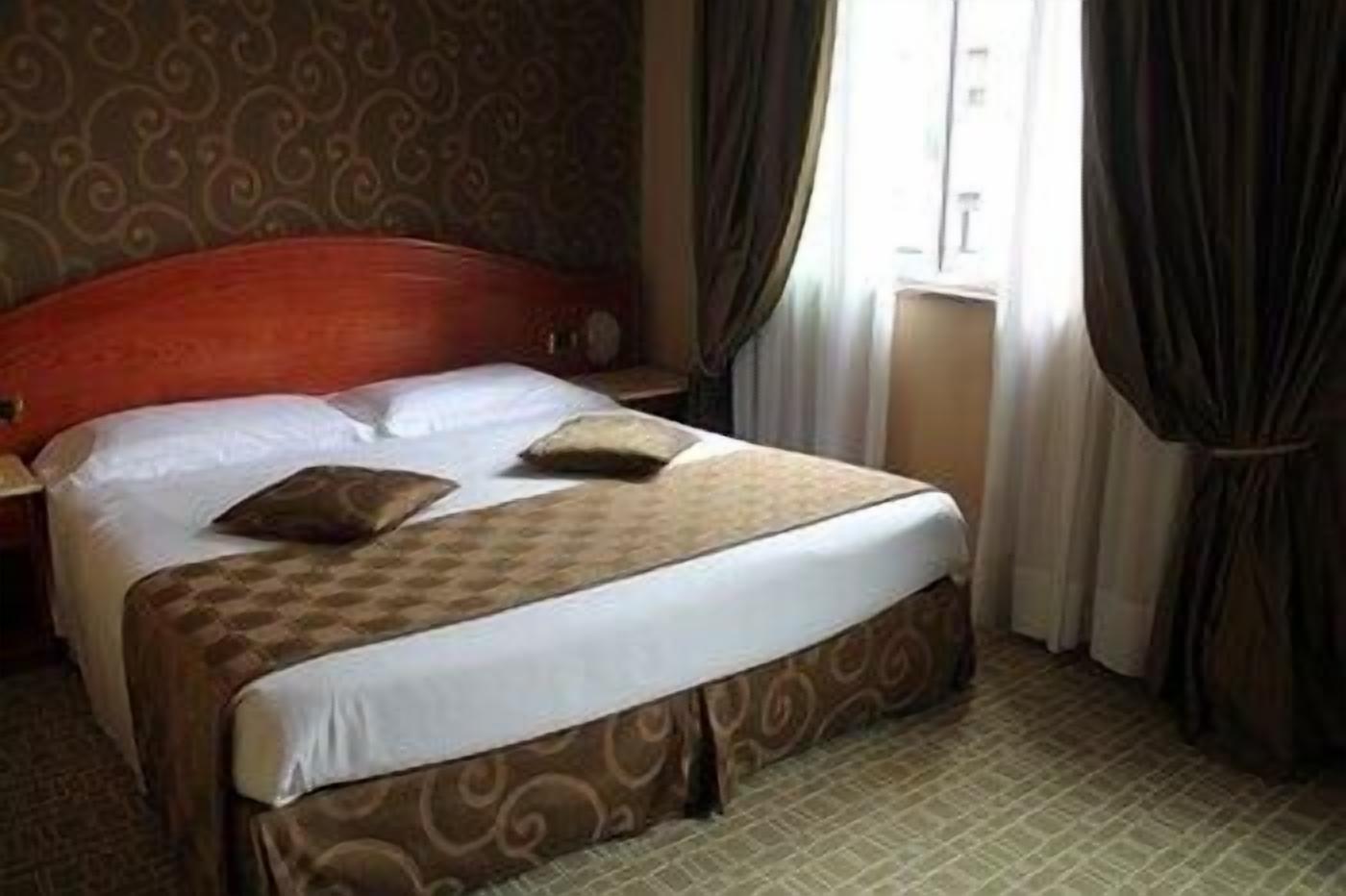 Daunenbettdecken, Minibar, Zimmersafe, Schreibtisch