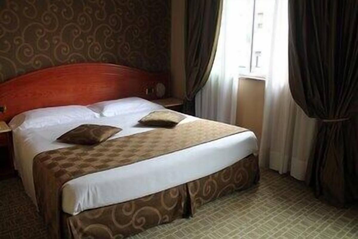 Daunenbettdecken, Minibar, Zimmersafe, Schreibtisch