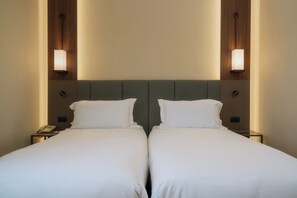 Habitación superior | Edredones de plumas, minibar, caja fuerte y escritorio