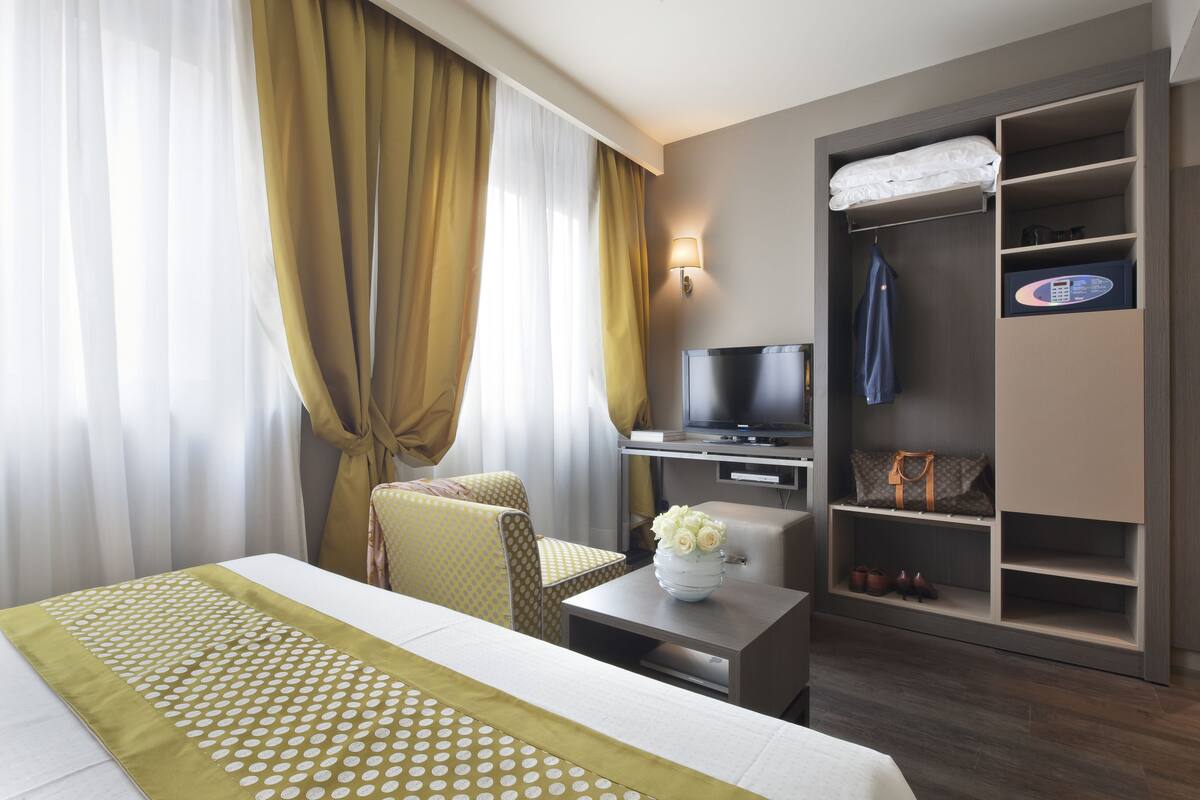 Deluxe kamer | Donzen dekbedden, een minibar, een kluis op de kamer, een bureau