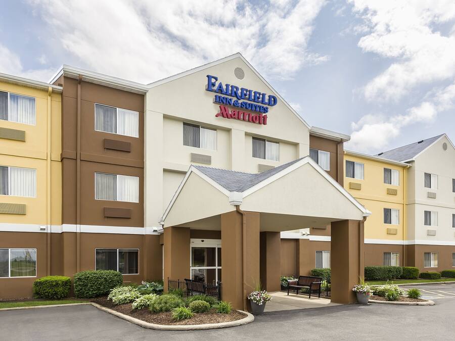A Fairfield Inn & Suites Marriott hotel with a covered entrance, multiple floors, and a parking lot.