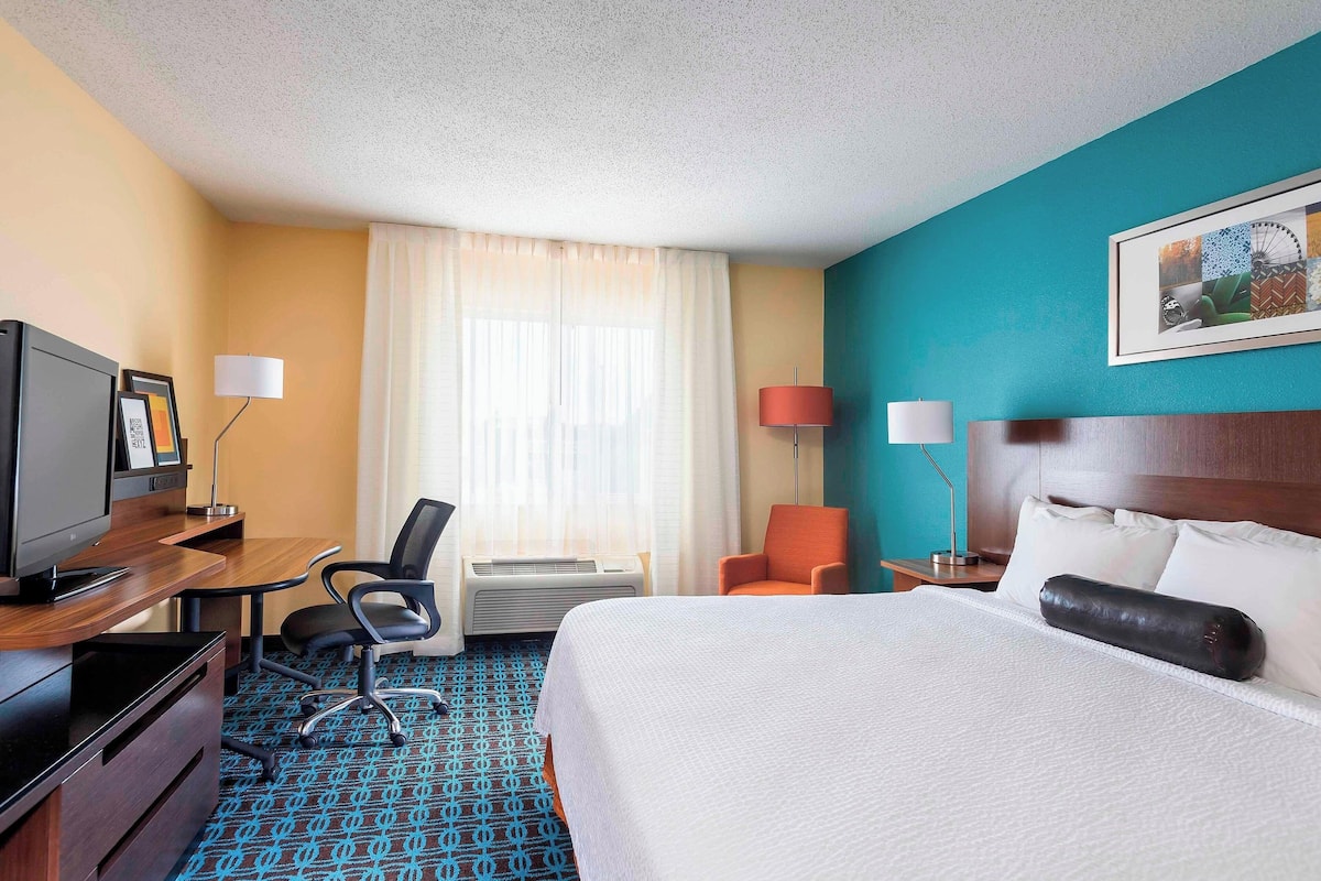 Room, 1 King Bed, Non Smoking | Premium bedding, desk, blackout drapes, iron/ironing board