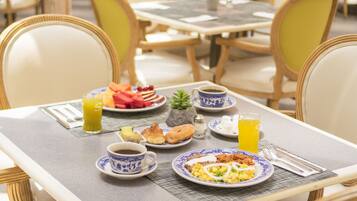 Daily buffet breakfast (MXN 150 per person)