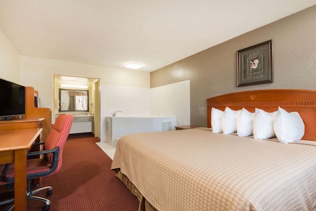 Escritorio, tabla de planchar con plancha y cunas . Days Inn by Wyndham Paintsville