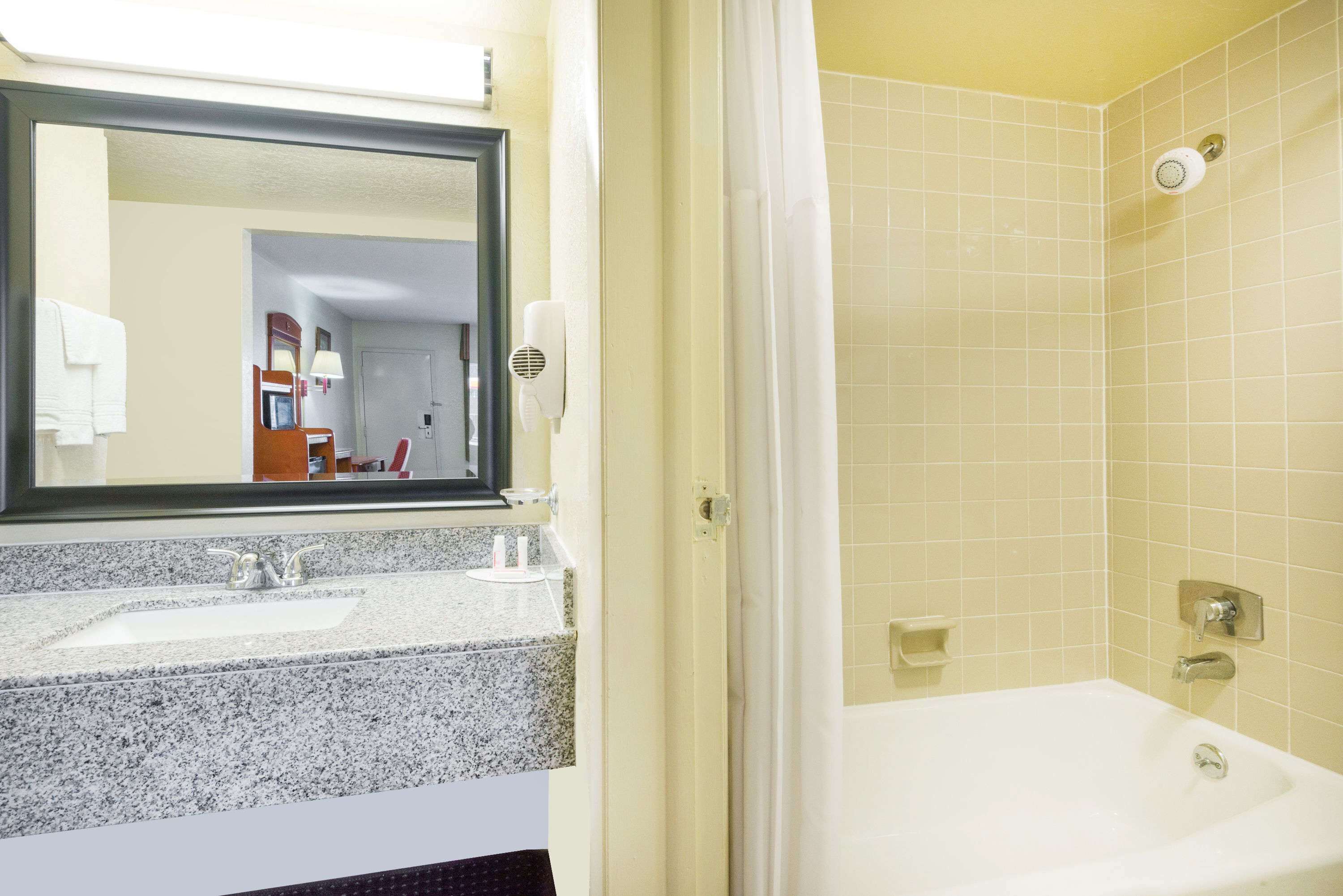 Standard Room, 1 King Bed, Smoking | Bathroom