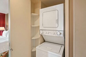 1 Bedroom Partial Ocean View Suite | Room amenity - Aston at the Maui Banyan (Kihei)