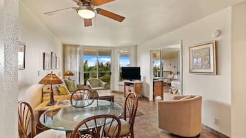 Camera Deluxe, 1 letto queen, vista oceano parziale | Una cassaforte in camera, ferro/asse da stiro