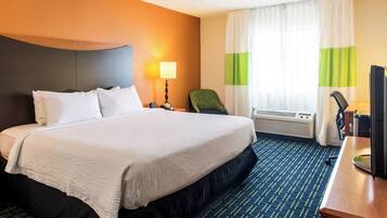 Minibar, escritorio, cortinas blackout y tabla de planchar con plancha