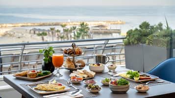 Free daily buffet breakfast