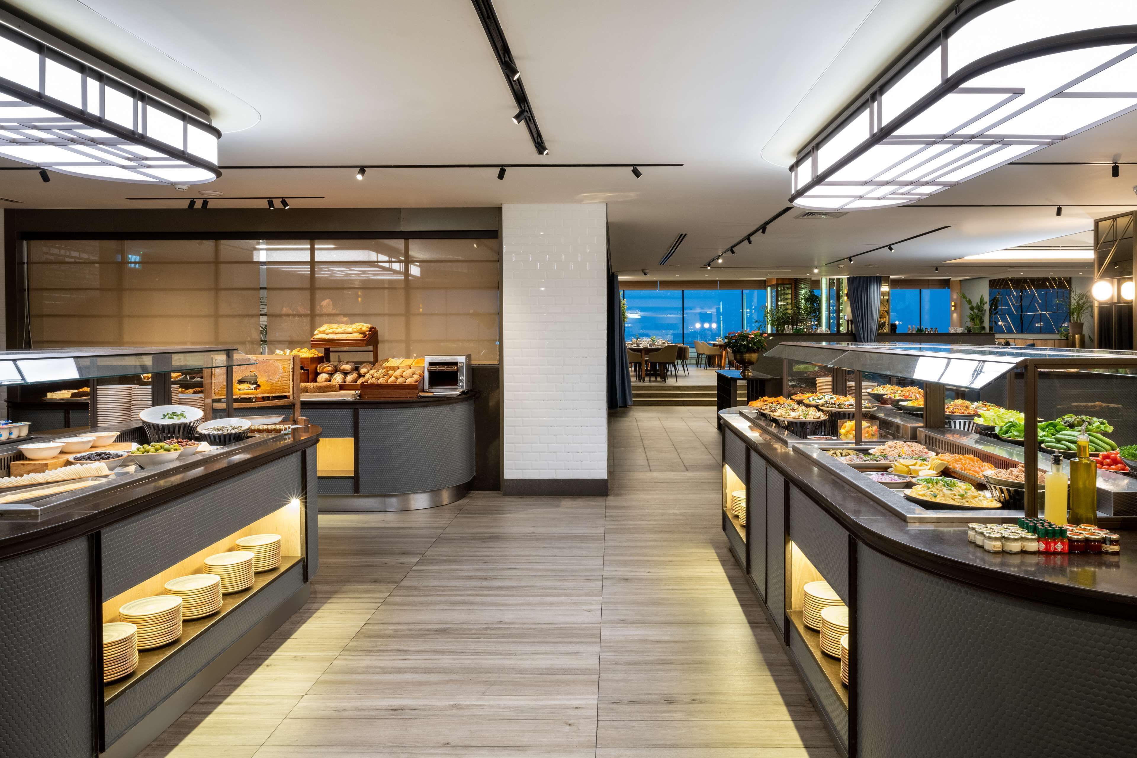 Un buffet moderne, avec plusieurs présentoirs de nourriture et un espace de service central.
