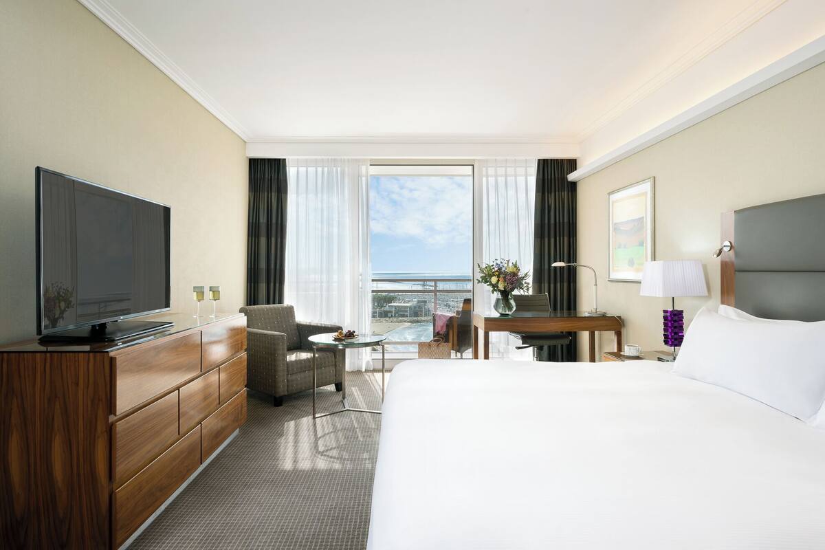 King Grand Room with Sea View | Hypo-allergenic bedding available, minibar, in-room safe, desk